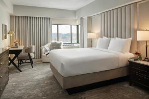 Postel nebo postele na pokoji v ubytování Capitol Hill Hotel