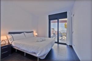 Posteľ alebo postele v izbe v ubytovaní NC APARTMENTS Moli Blau 102 - 4 personas + 35 fotografií