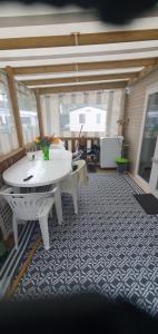 聖讓－德蒙的住宿－MH 476 annexe Bois Dormant，大房间设有白色的桌子和椅子