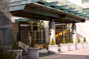 um grupo de vasos de plantas em frente a um edifício em Bethesda North Marriott Hotel & Conference Center em Bethesda