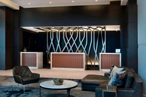 een lobby met een bank en een tafel en stoelen bij Bethesda North Marriott Hotel & Conference Center in Bethesda