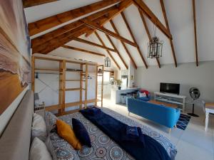 1 dormitorio con 1 cama y sala de estar en Cape Dutch Flair, en Durbanville