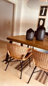 ein Tisch mit zwei schwarzen Vasen darauf in der Unterkunft Lagos de Santa María Luxury Apartment Isabel in Marbella