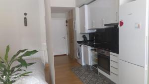 um pequeno apartamento com uma cozinha e uma sala de estar em Studio DORIA em Sant Boi del Llobregat