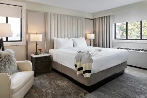 Postel nebo postele na pokoji v ubytování Capitol Hill Hotel