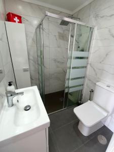 łazienka z toaletą, umywalką i prysznicem w obiekcie Apartamentos Los Cóndores w mieście Torremolinos +25 zdjęć