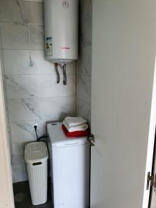 małą łazienkę z lodówką i podgrzewaczem wody w obiekcie Apartamentos Los Cóndores w mieście Torremolinos