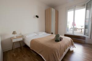 ein Teddybär auf einem Bett in einem Schlafzimmer in der Unterkunft Marcat - Clim - Patio in Arles