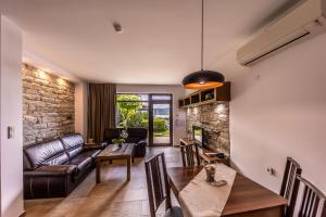 a living room with a couch and a table at Rocca Resort in Glavatartsi