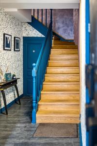 eine blaue Tür und Treppe in einem Zimmer in der Unterkunft Escapade Place 11 - N2 Studio - Dinan centre in Dinan