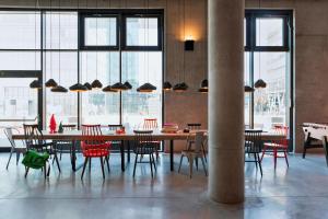 Ein Restaurant oder anderes Speiselokal in der Unterkunft MOXY Vienna Airport 