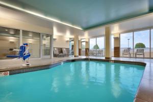 una grande piscina con acqua blu in un edificio di Fairfield Inn & Suites by Marriott Springfield North a Springfield