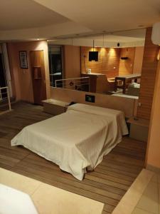 1 dormitorio con 1 cama blanca grande en una habitación en Hotel Lido en General Rodríguez