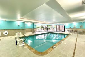 ein großer Pool in einem Gebäude in der Unterkunft SpringHill Suites by Marriott Dallas DFW Airport East Las Colinas Irving in Irving