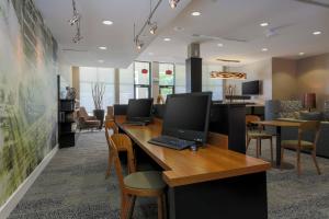 un ufficio con due computer su una scrivania con sedie di Courtyard by Marriott Dallas Arlington South ad Arlington