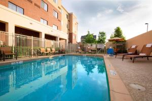 een zwembad voor een gebouw bij Courtyard by Marriott Dallas Arlington South in Arlington