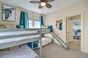 Katil atau katil-katil dalam bilik di Pool Access and Steps to Beach Coastal Getaway! +32 gambar