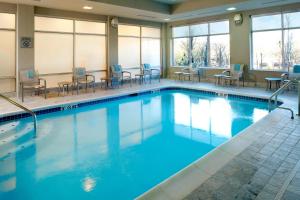 a pool with blue water in a hotel room at Courtyard by Marriott Knoxville West/Bearden in Knoxville