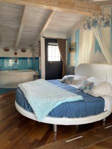 フィナーレ・リーグレにあるB&B Piccolo Paradisoの青い壁の客室の大型ベッド1台