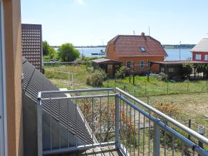 uma vista para uma casa a partir da varanda de uma casa em Peenemünde, TOP-Ferienhaus am Seglerhafen em Peenemünde