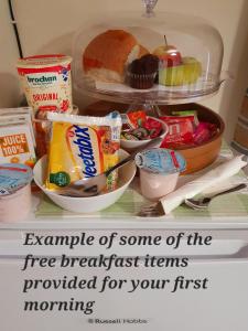 una imagen de algunos de los productos de desayuno gratuitos en una nevera en Moorside Rooms, en Borve