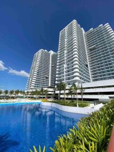 Πισίνα στο ή κοντά στο Serena Home Staycation at Azure North