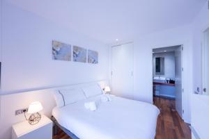 Posteľ alebo postele v izbe v ubytovaní NC APARTMENTS Ático Canyelles Mar - 5 PAX