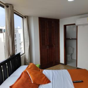 1 dormitorio con cama y ventana grande en CyM Arriendos 904, en Santa Marta