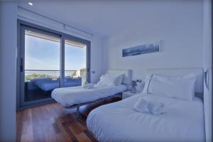 Posteľ alebo postele v izbe v ubytovaní NC APARTMENTS Ático Canyelles Mar - 5 PAX