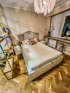 sypialnia z łóżkiem i żyrandolem w obiekcie Apartment by Chopina Street w Koninie