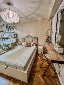 - une chambre avec un lit et un lustre dans l'établissement Apartment by Chopina Street, à Konin