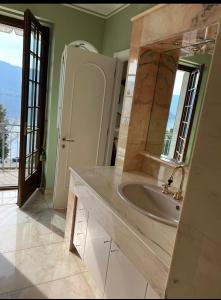 a bathroom with a large sink and a mirror at Residenza Le Magnolie in Verbania