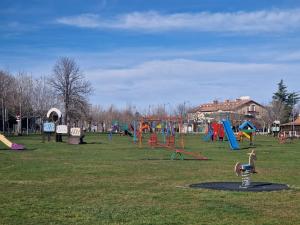- une aire de jeux pour enfants dans un parc dans l'établissement Casa Adriego, à Riaza
