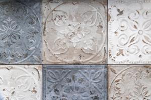 een groep witte tegels met ontwerpen erop bij Escapade Place 11 - Appartement A2 Dinan centre in Dinan +35 foto's