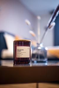 een pot saging agent zittend op een tafel bij Escapade Place 11 N3- Studio Dinan centre in Dinan