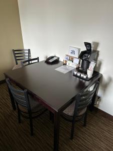 a table with chairs and a phone on top of it at Villa Motel at Manitou Springs in Manitou Springs