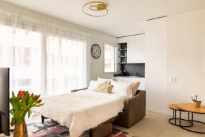 um quarto com uma cama e uma mesa em Central Superior Suites - Free Parking em Lugano