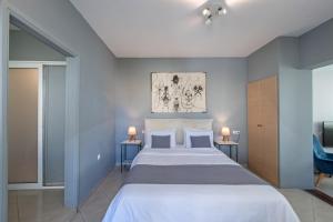 1 dormitorio con 1 cama grande y TV en Kimon Hotel Athens, en Atenas