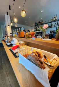 een buffet met brood en andere voedingsmiddelen op tafel bij Hotel Spatz in Luzern