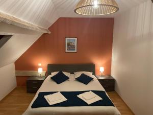1 dormitorio con 1 cama grande con almohadas azules en Le Vrai Paradis en Estréboeuf