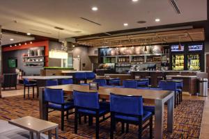 a restaurant with tables and chairs and a bar at Courtyard by Marriott Philadelphia Bensalem in Bensalem