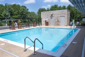une grande piscine avec un bâtiment en arrière-plan dans l'établissement Holiday Inn Express & Suites - Tuscaloosa East - Cottondale, an IHG Hotel, à Cottondale