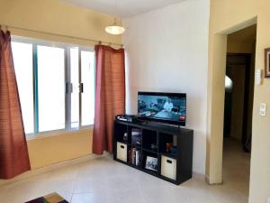 Μια τηλεόραση ή/και κέντρο ψυχαγωγίας στο Casa Esperanza: Grand, traditional colonial home