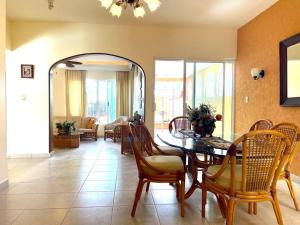 Χώρος καθιστικού στο Casa Esperanza: Grand, traditional colonial home