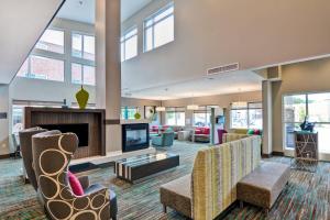 uma sala de estar com cadeiras e uma lareira em Residence Inn by Marriott Milwaukee North/Glendale em Glendale