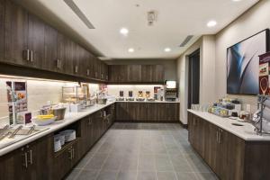 una grande cucina con armadi in legno e piano di lavoro di Residence Inn by Marriott Milwaukee North/Glendale a Glendale