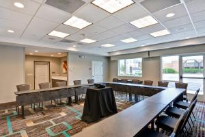 una sala conferenze con un lungo tavolo e sedie di Residence Inn by Marriott Milwaukee North/Glendale a Glendale