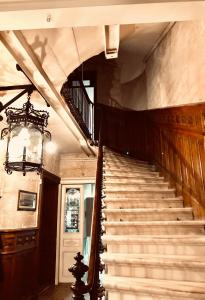 una escalera de caracol en un edificio con una lámpara de araña en Suite Vieille Rose, en Niort