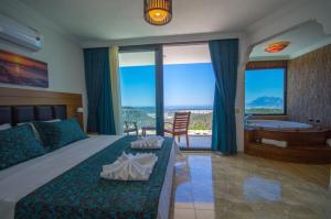 una camera con letto e vista sull'oceano di Villa Karmen a Kaş