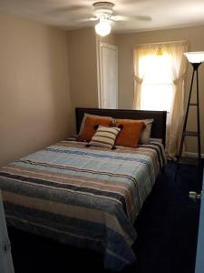 En eller flere senge i et værelse på Eddystone - Entire Property
